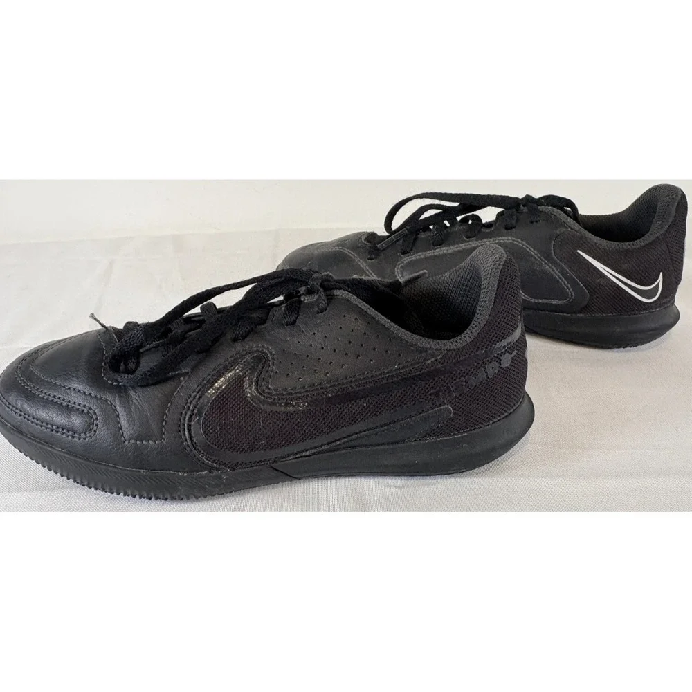Youth NIKE TIEMPO Black Low Top Lace Up Indoor Soccer shoes.  US Size 3Y